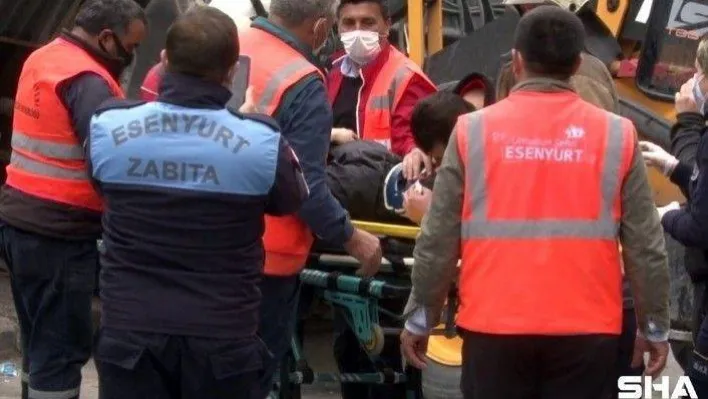 Kamyonda sıkışan arkadaşını teselli için elini tutup, alnından öptü