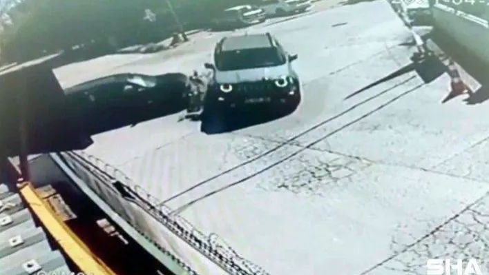 Otomobilin çarptığı cip devrildi: O anlar kamerada