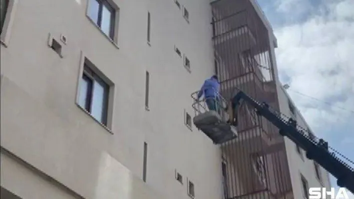 (Özel) Ataşehir'de korona virüs tedavisi gören babaya oğlundan 'vinç' sürprizi