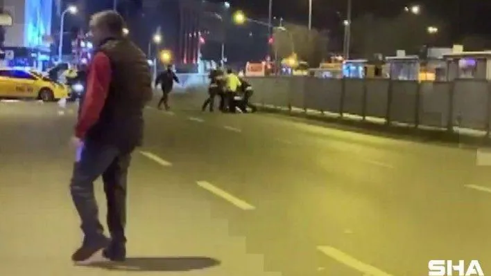 (Özel) Kadıköy'de kazaya karışan şahısların yol ortasında kavgası kamerada