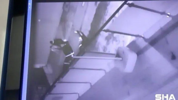 (ÖZEL) Maltepe'de sokağa çıkma kısıtlamasında araba hırsızlığı güvenlik kamerasında