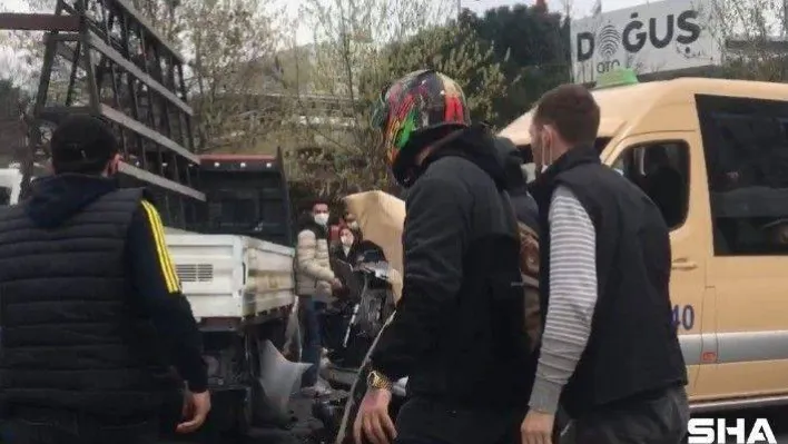 (Özel) Minibüs şoförü, kaza yaptığı kamyonetin sürücüsüne saldırdı