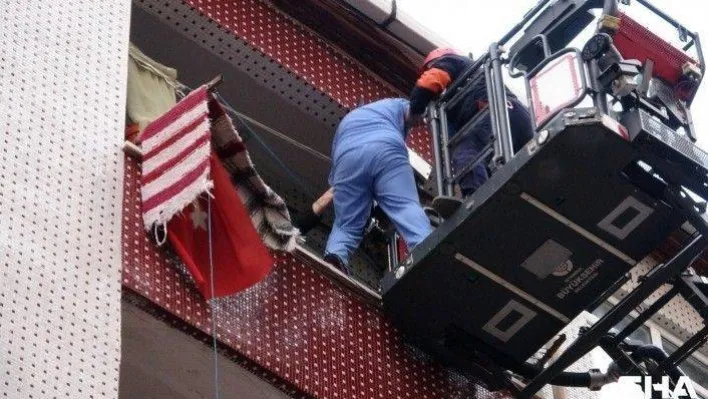 (Özel) Yangında mahsur kalan 3 kadını itfaiye merdiveniyle kurtarma operasyonu