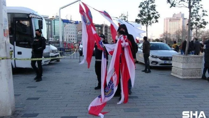 Taksim Meydanı Polis Haftası'nın 176. kuruluş yıldönümü için ay-yıldız ile süslendi