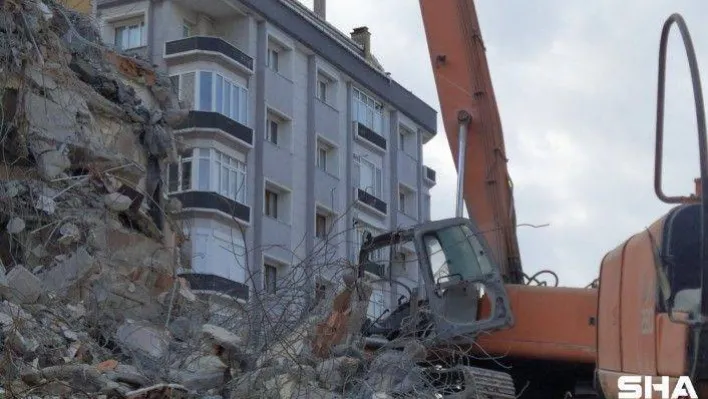 Yıkımda kepçenin üzerine beton blok düştü: Operatör ağır yaralandı