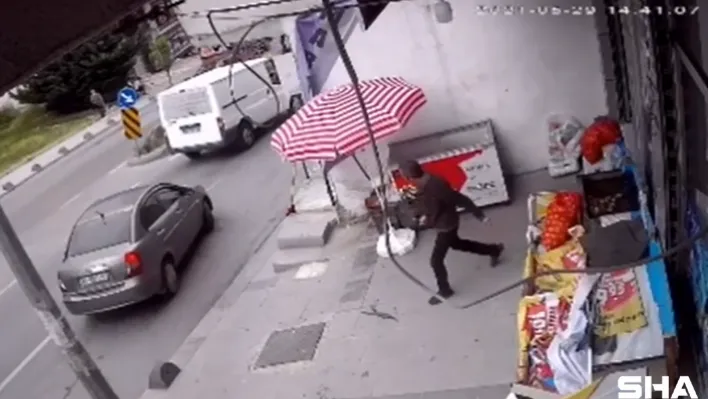 Arnavutköy'de yolun karşısına geçmeye çalışan genç kıza minibüs çarptı, o anlar güvenlik kamerasına yansıdı