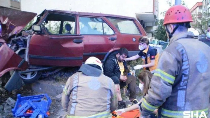 Aşırı hız yapan sürücü direksiyon hâkimiyetini kaybedip trafik ışığına çarptı