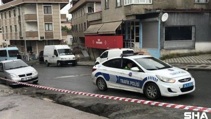 Ataşehir'de şiddetli yağış yolda çökmeye neden oldu