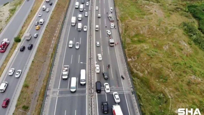 Bahçeşehir Tem otoyolunda araç takla attı, trafik kilitlendi