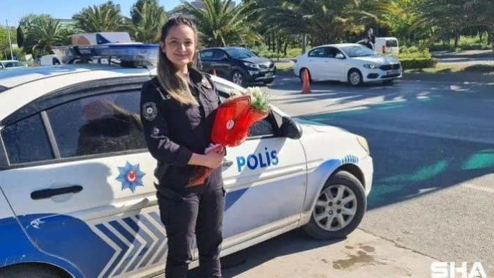 Bakırköy'de görevi başındaki kadın polislere Anneler Günü'nde çiçek sürprizi