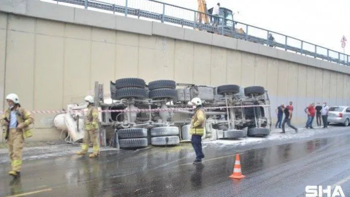 Beşiktaş'ta kontrolden çıkan beton mikseri yola devrildi