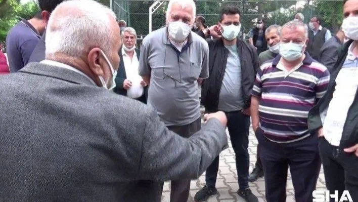 Dikkatsiz kepçe operatörü yıkım esnasında 2 binaya zarar verdi