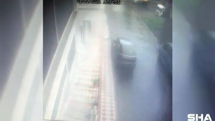 El freni çekilmeyen otomobilin çayırlığa uçtuğu anlar kamerada