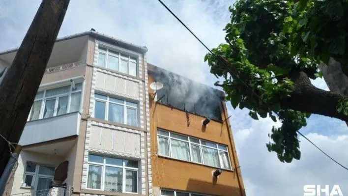 Fatih'te çıkan yangında bir ev küle döndü