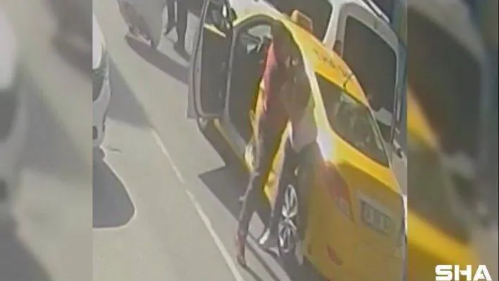 Fatih'te taksici ve yolcunun kısa mesafe kavgası kamerada