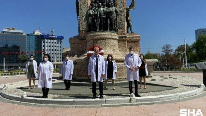 İstanbul Eczacı Odası Cumhuriyet Anıtı'na çelenk bıraktı