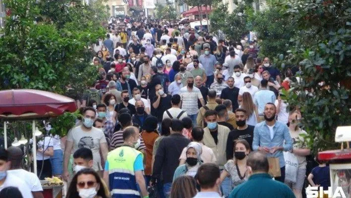 İstiklal Caddesi'nde 'iğne atsan yere düşmeyecek' dedirten yoğunluk