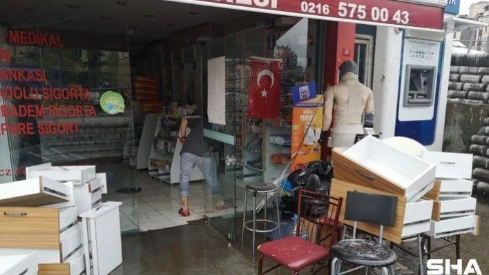 Maltepe'de kuvvetli yağış sonrası iş yerlerini su bastı