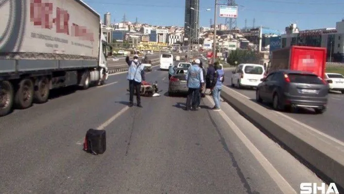 Otoyolda hastalanan vatandaşa yardım etmek için duran doktorun aracına kurye çarptı