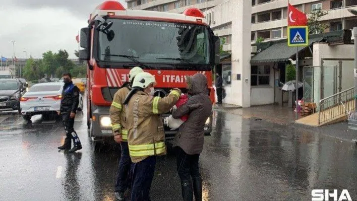 (Özel) 15 katlı binanın 4. katındaki yangında mahsur kalan anne ve çocuğu itfaiye kurtardı