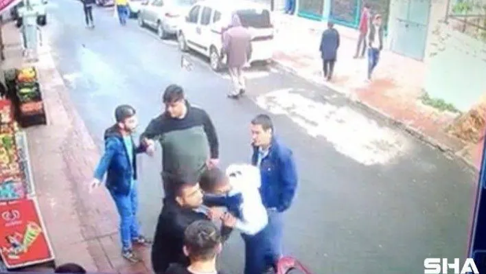 (Özel) Beyoğlu'nda silahlı kavga kamerada: Kafa atan şahsa kurşun yağdırdı