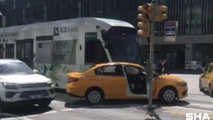(Özel) Beyoğlu'nda tramvay ile taksi çarpıştı: 1 yaralı