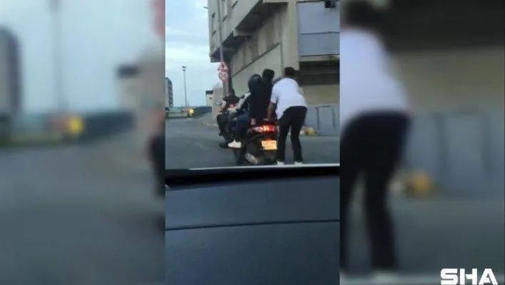 (Özel) Gaziosmanpaşa'da patenli gençlerin tehlikeli yolculuğu kamerada