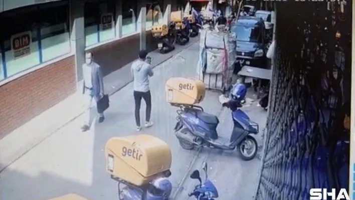 (Özel) İstanbul'da yaşlı kadını 'FETÖ' yalanıyla dolandıran şahsa suçüstü baskını kamerada