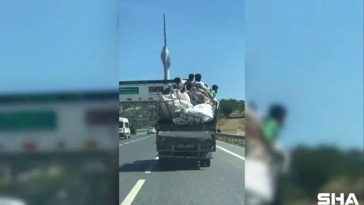 (Özel) Kadıköy'de kamyonet kasasındaki tehlikeli yolculuk kamerada