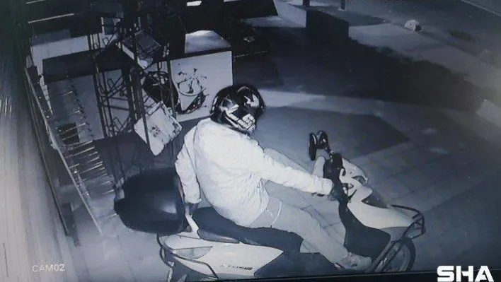 (Özel) Kadıköy'de kasklı hırsızların motosikleti çaldıkları an kameraya yansıdı