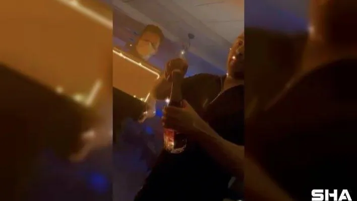 (Özel) Kısıtlamada otel terasında meşaleli doğum günü partisi kamerada