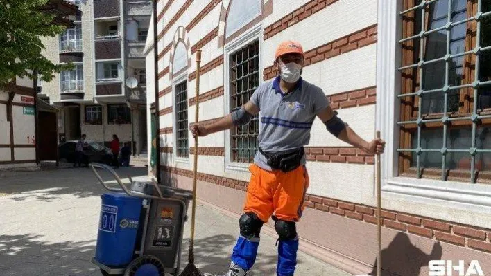 (ÖZEL) Patenli temizlik işçisi ilçede ilgi odağı oldu