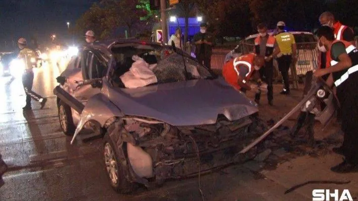 (Özel) Pendik'te korkutan kaza: Aşırı hız yaptı, yaya geçidindeki bariyerlere çarpıp takla attı