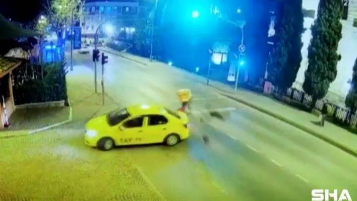 (Özel) Taksiye çarpan motosikletli havada takla attı, o anlar kamerada