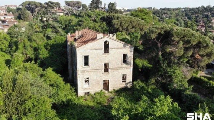 (Özel) Üsküdar'da defineciler tarihi köşkü talan etti