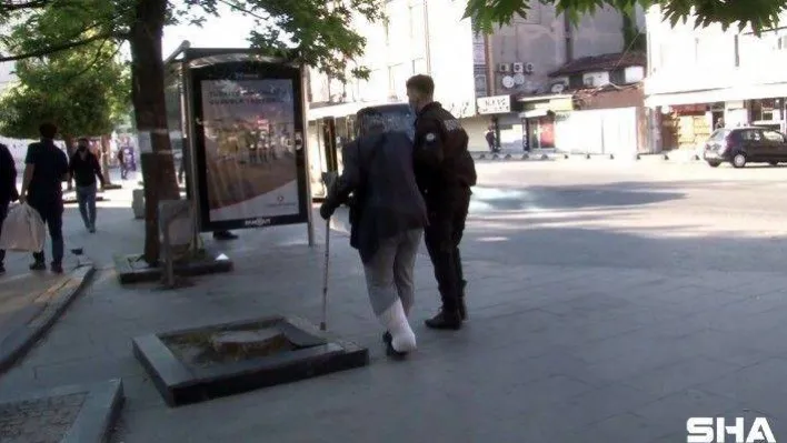 (Özel) Yürümekte zorlanan yaşlı adama bekçiler yardımcı oldu