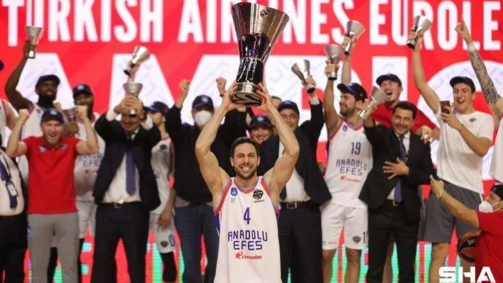 Şampiyon Anadolu Efes kupasını aldı