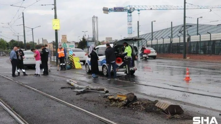 Topkapı'da otomobil tramvay yoluna girdi, seferler aksadı
