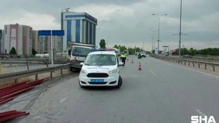 Ümraniye'de kamyonet bariyerlere çarptı, demir profiller yola savruldu