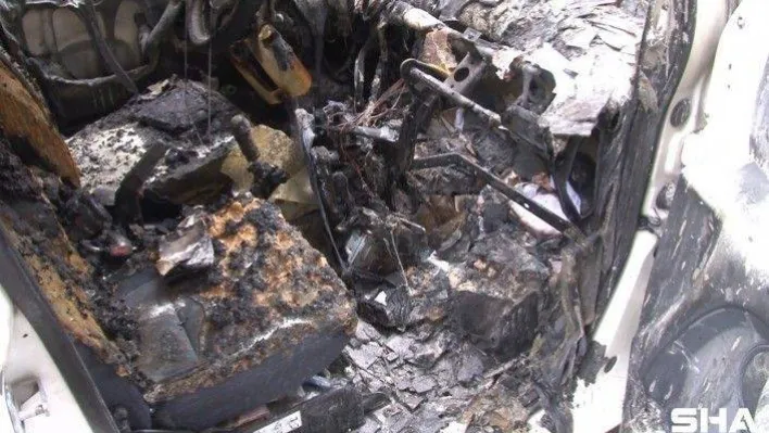 Üsküdar'da otomobili gözleri önünde alev topuna döndü