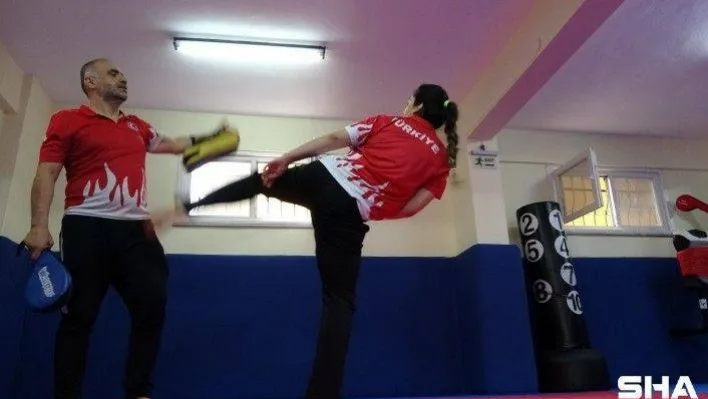 16 yaşındaki milli tekvandocu Sude Yaren Uzunçavdar Bulgaristan'dan gümüş madalya ile döndü