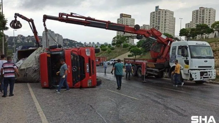 Avcılar'da metal hurda taşıyan kamyon devrildi: 1 yaralı