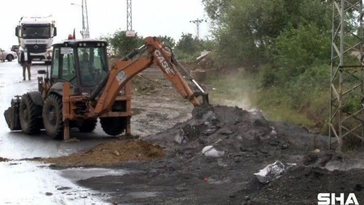Başakşehir'de yol kenarına atılan kimyasal atığın üzeri toprakla örtüldü