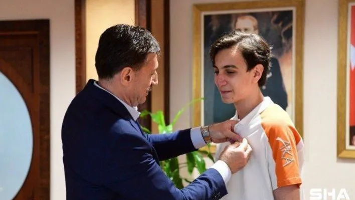 Başkan Bahadır, LGS'de Türkiye birincisini makamında ağırladı