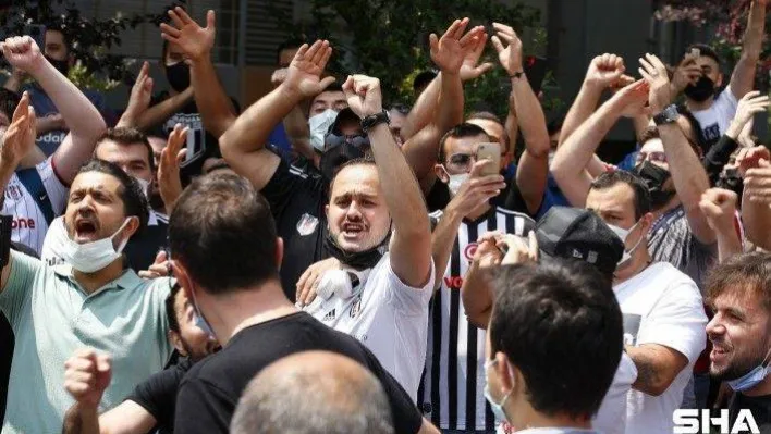 Beşiktaş taraftarları Sergen Yalçın'ın evinin önünde toplandı