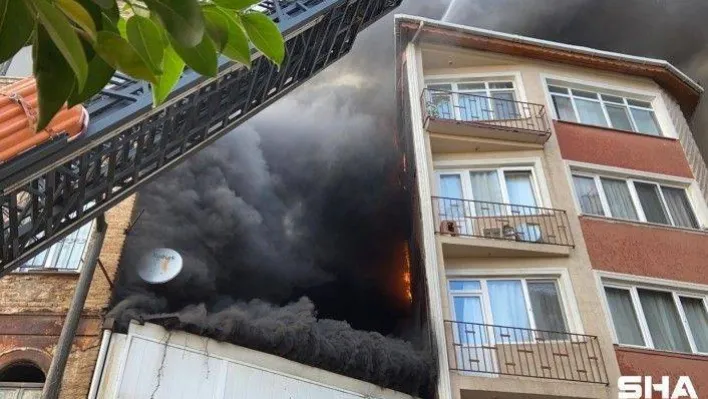 Beyoğlu'nda halı yıkama fabrikasında çıkan yangında can pazarı