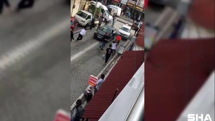 Bıçakla çevreye saldıran genci mahalleli tekme tokat dövdü