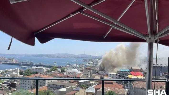 Eminönü'nde havai fişek satışı yapılan dükkanda yangın çıktı. Olay yerine itfaiye ve sağlık ekipleri sevk edildi.