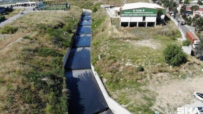 Fabrikaların kirlettiği dere gökkuşağı renklerine büründü