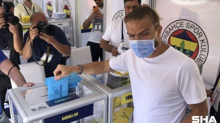 Fenerbahçeli futbolcu Caner Erkin, seçimde oy kullandı